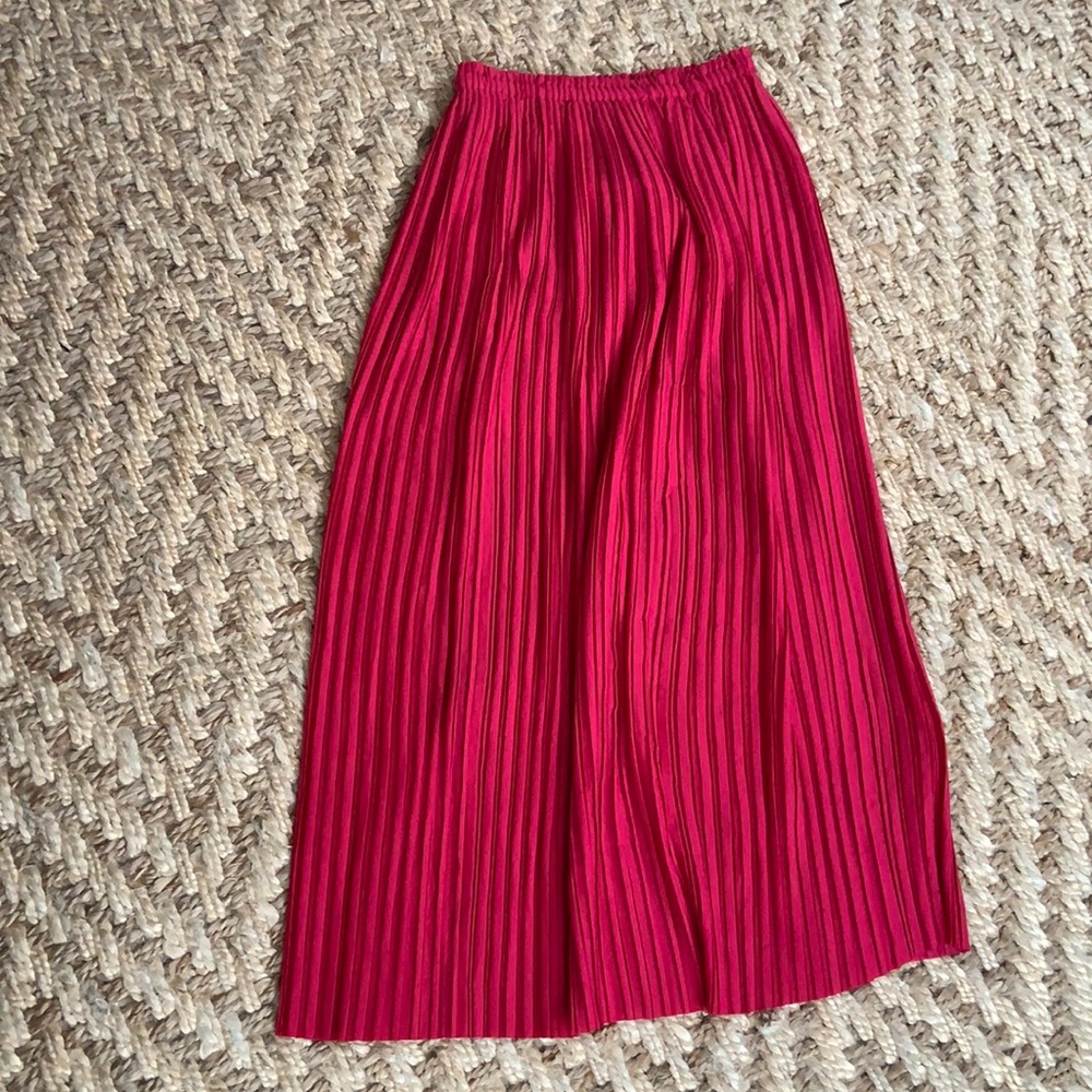 Banana Republic skirt, size XS. Elastic waist, hits mid calf.